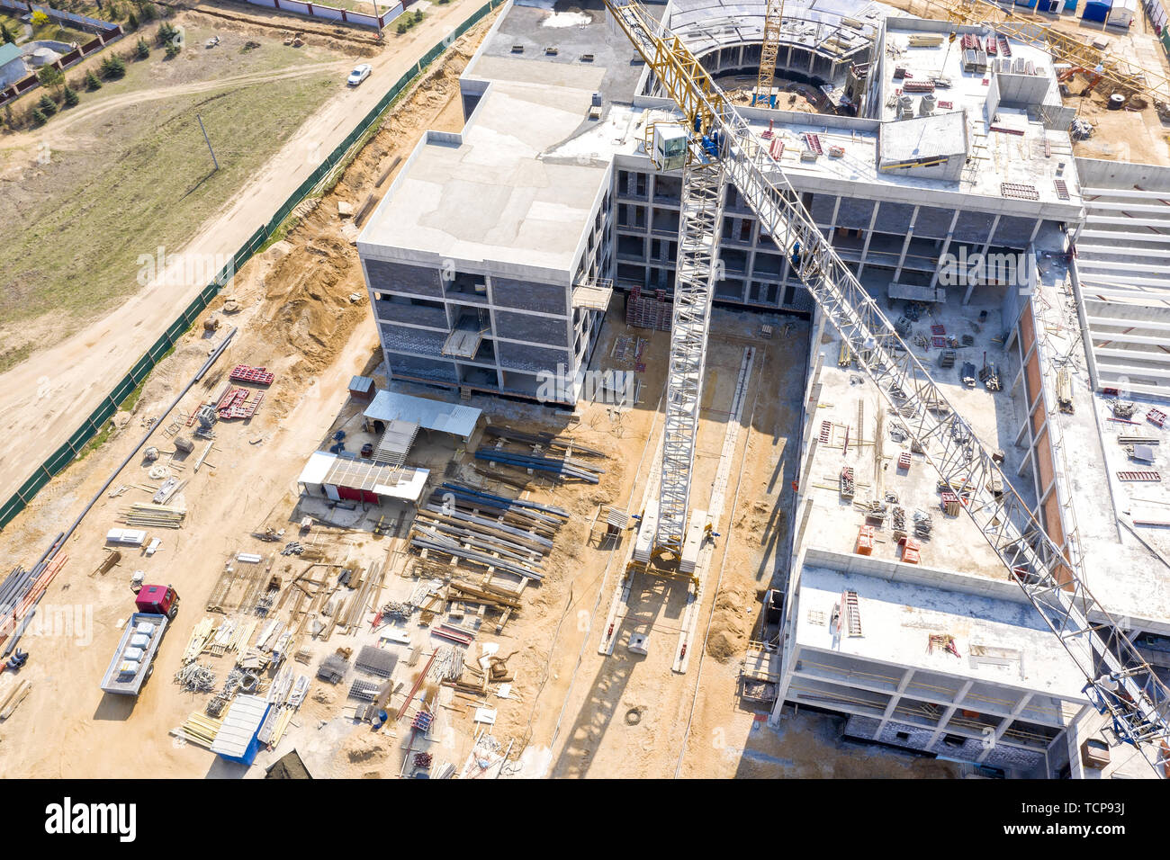 Immagine drone di macchinari industriali al sito in costruzione. ufficio edificio in costruzione. Foto Stock