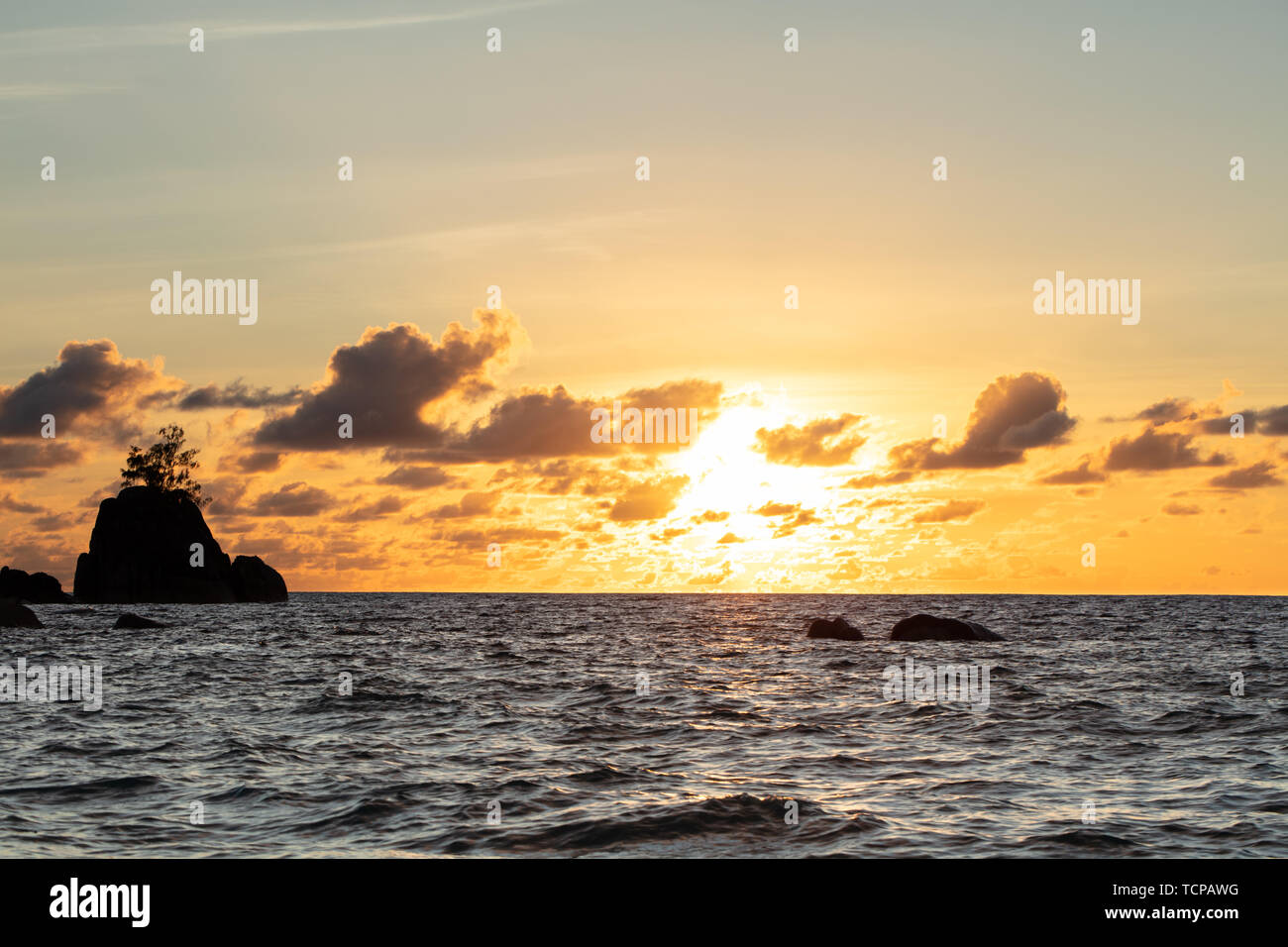 Foto di drammatico cielo sopra il mare al tramonto Foto Stock