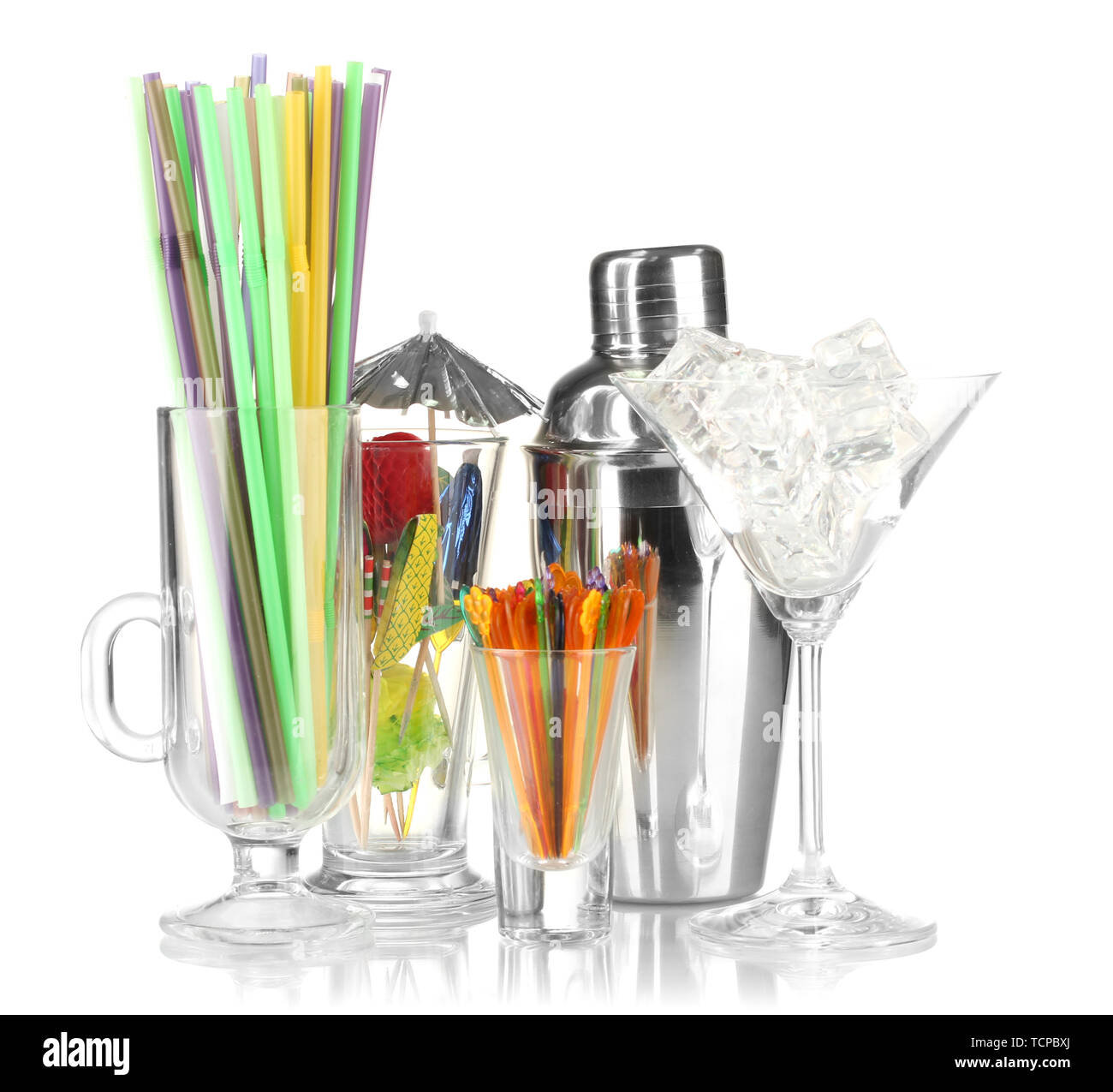 Shaker e altre attrezzature barman isolato su bianco Foto Stock