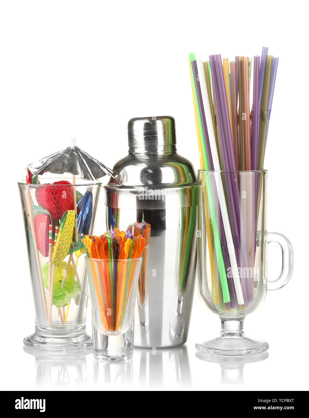Shaker e altre attrezzature barman isolato su bianco Foto Stock