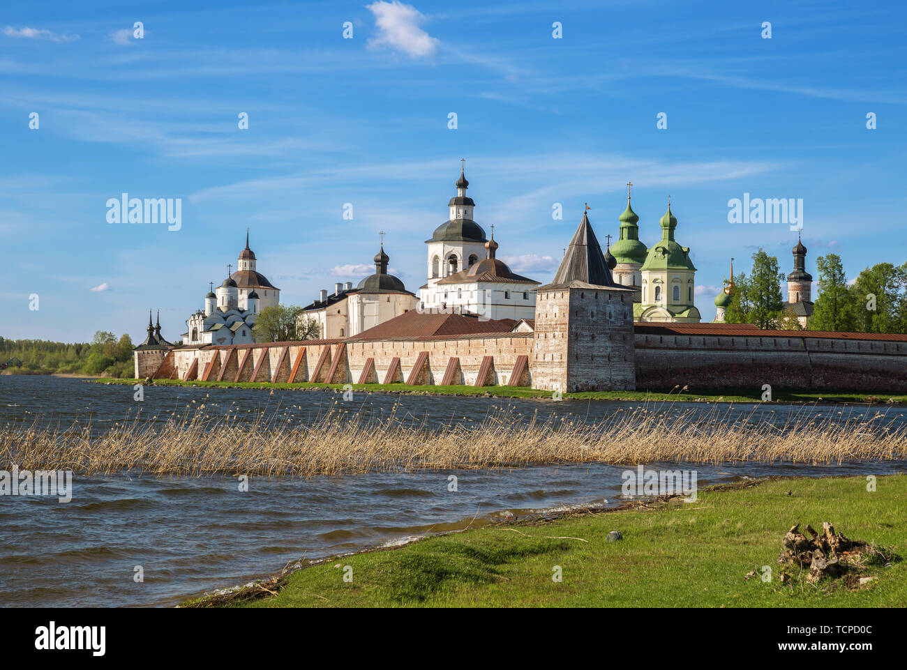 Vista del monastero Kirillo-Belozersky sulla riva del lago Siversky, Kirillov, Vologda regione, Russia Foto Stock