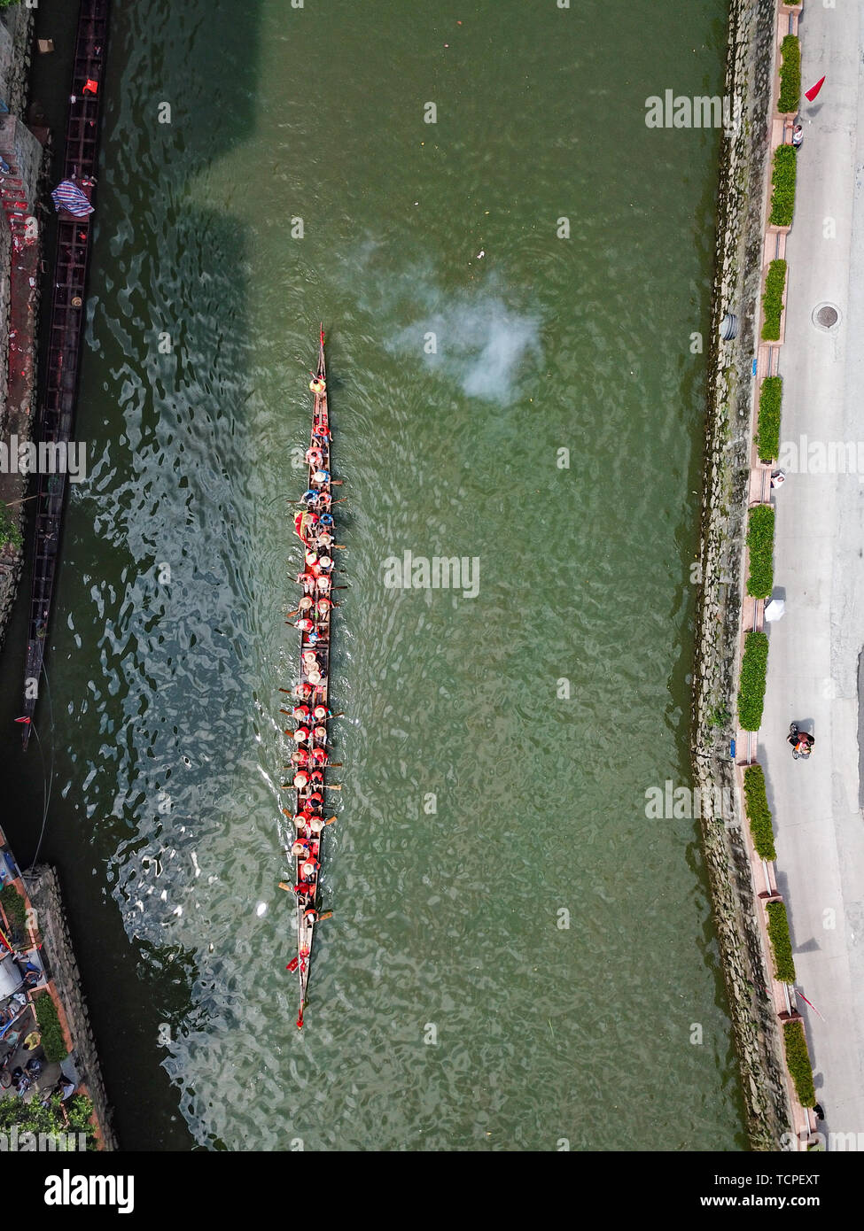 Il 16 giugno 2018, CEPI, distretto di Tianhe, Guangzhou, Dragon Boat Festival Dragon Boat Festival (Chujing) parade. Che Pei village dragon boat, è un tipico rappresentante della Guangfu dragon boat cultura. Il cosiddetto " Chiu Jing " che è, invitando il dragon boat squadre di ogni villaggio al villaggio designato al tempo stabilito. " Vai, relativo. " Questa usanza ha una storia di più di cento anni. Giornata di reclutamento, Gong e tamburi sono rumorosi, ci sono molti spettatori, molto vivace! Foto Stock