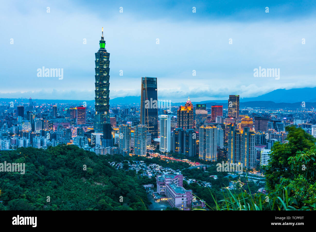 Paesaggio urbano di Xiangshan 101 Building, Taipei, Taiwan Foto Stock