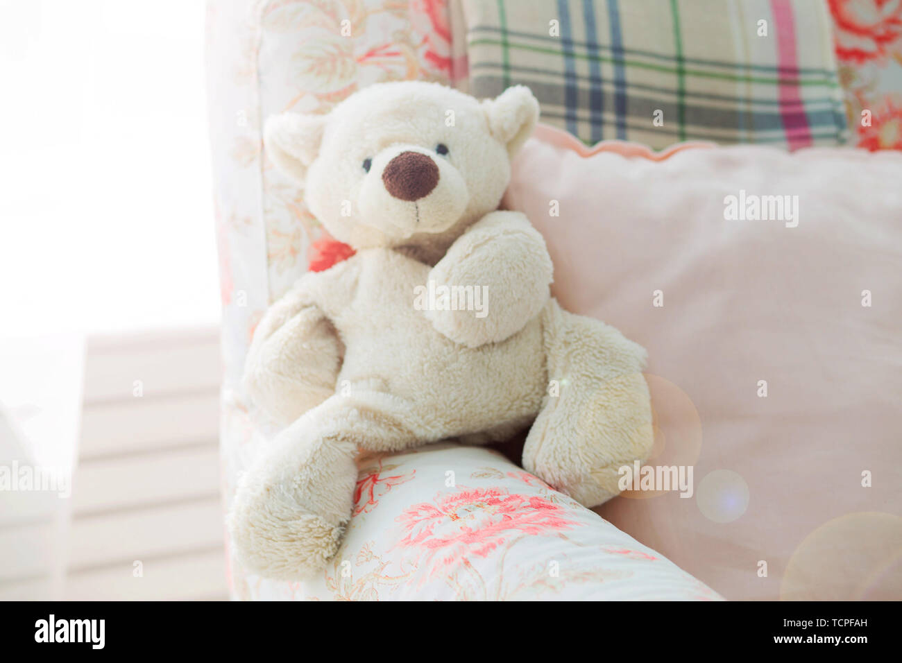 Foto del giocattolo orsacchiotto si siede in una poltrona Foto Stock