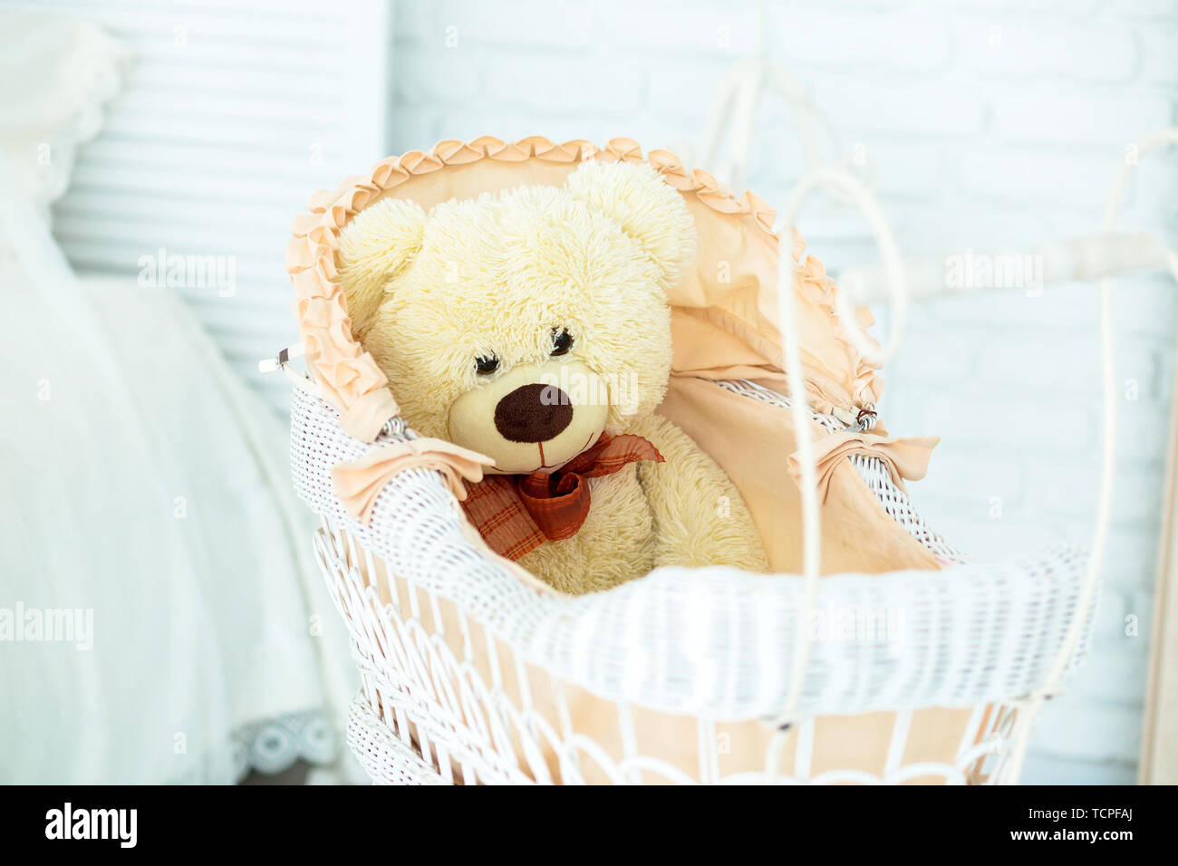 Foto del giocattolo orsacchiotto giace in un contenuto della PRAM Foto Stock