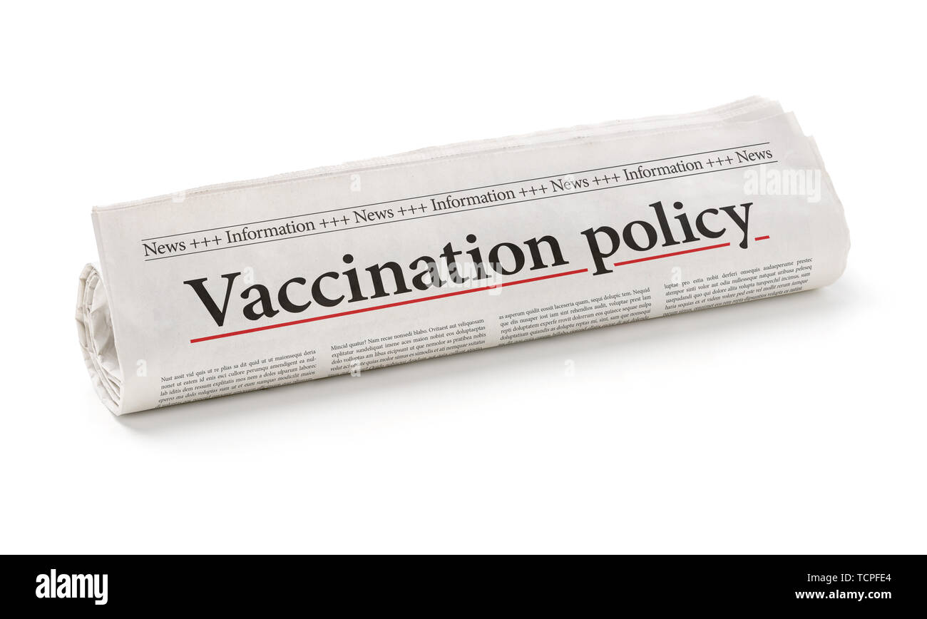 Giornale arrotolato con il titolo la politica di vaccinazione Foto Stock
