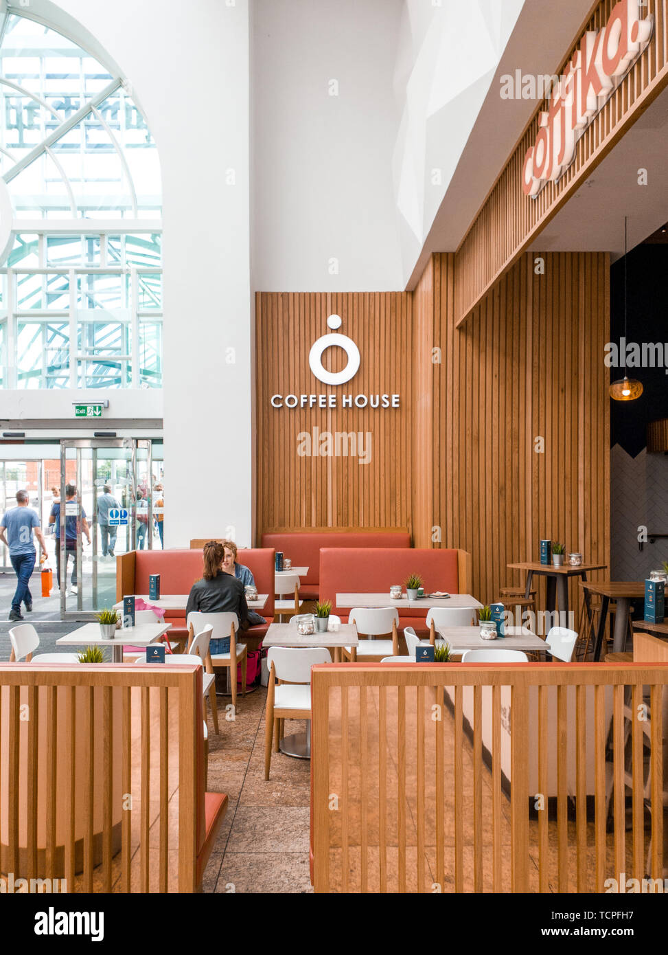 SHEFFIELD, Regno Unito - 2° giugno 2019: I clienti siedono nel locale di coffee shop a Meadowhall chiamato Coffika Foto Stock