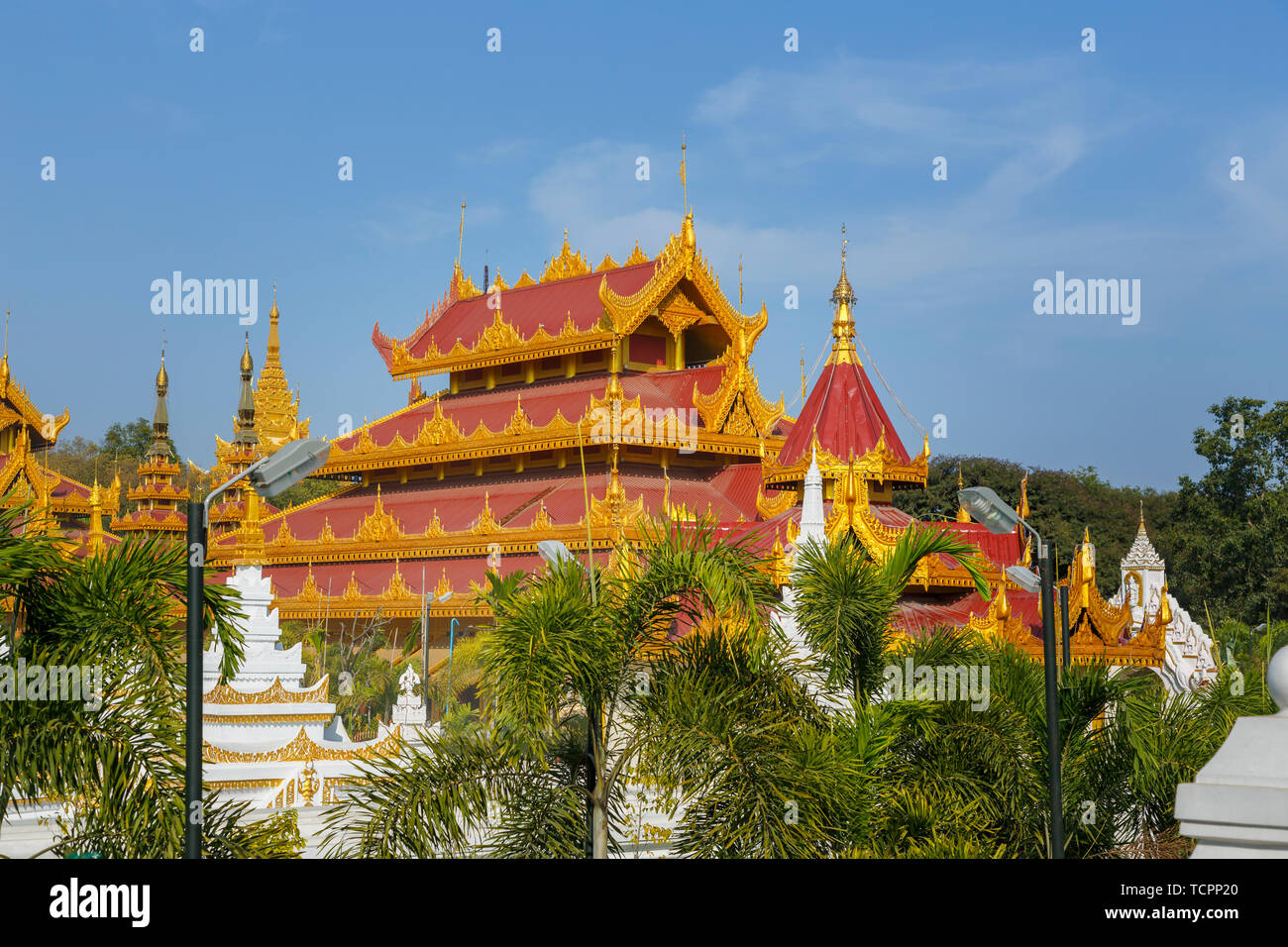 Kyauk Taw Gyi Pagoda ai piedi del Mandalay Hill, Mandalay Myanmar (Birmania) con tetto dorato termina in una giornata di sole con cielo blu Foto Stock