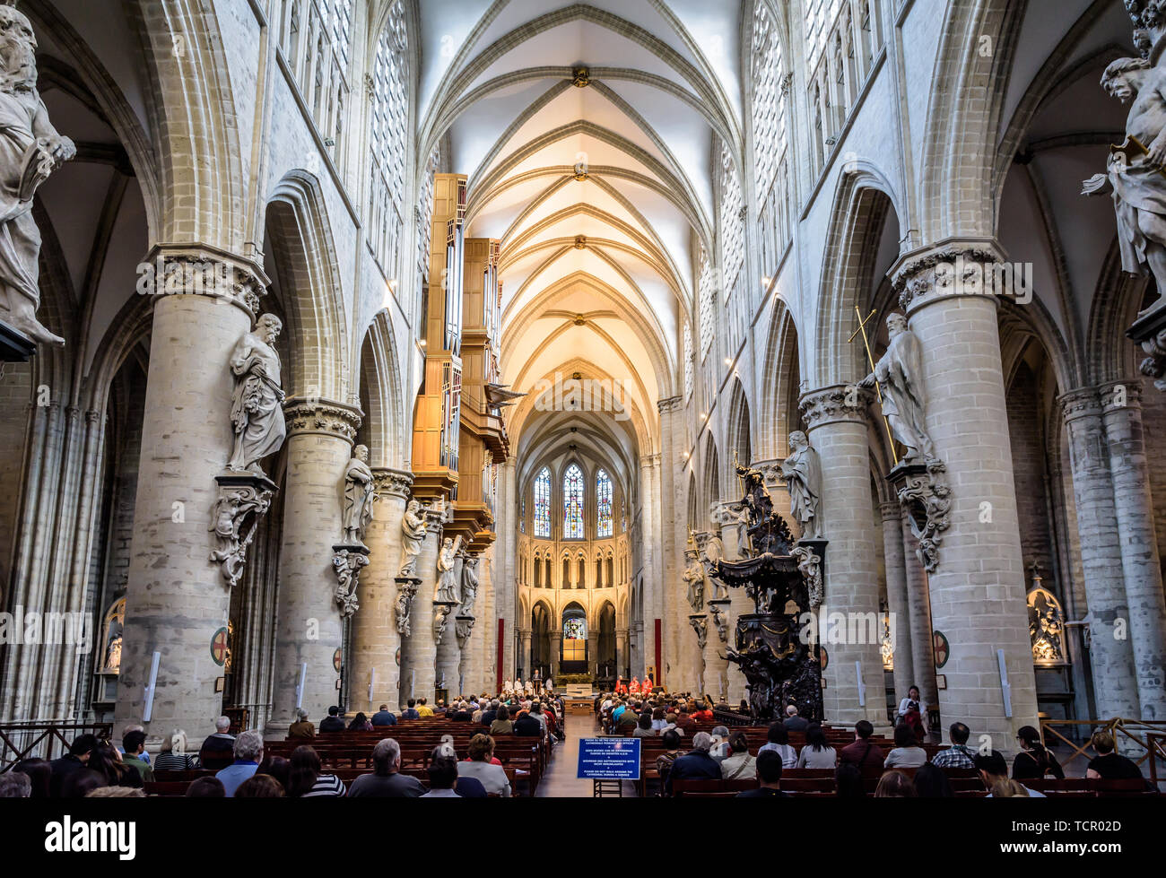 Interno della navata centrale del Duomo di San Michele e Santa Gudula a Bruxelles, Belgio, durante la santa Messa con il grande organo e il Pulpito barocco. Foto Stock