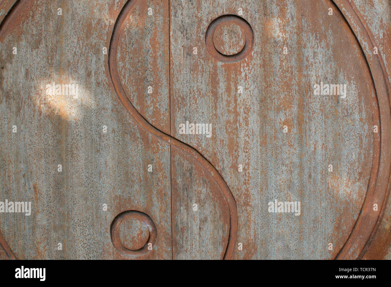 Close up di un yin-yang simbolo splendidamente scolpito su legno porta a spiovente Foto Stock