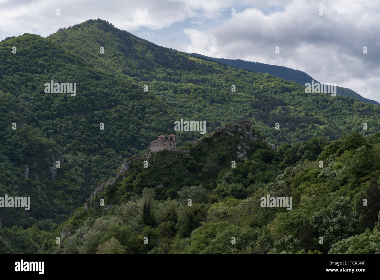 La Chiesa della Santa Madre di Dio in Asen della fortezza. Antica fortezza medievale nei pressi di Asenovgrad città. Regione di Plovdiv, Bulgaria Foto Stock