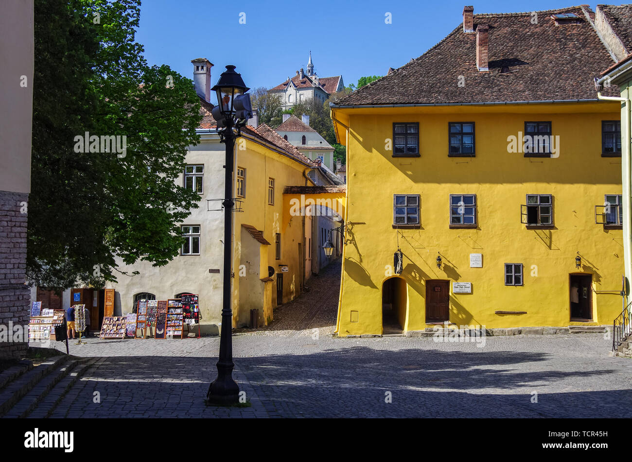 Sighisoara, Romania - 22 agosto 2016: Vista di ocra-casa colorata - il luogo di nascita di Vlad Dracula. È stato lui che ha ispirato Bram Stoker per la FIC Foto Stock