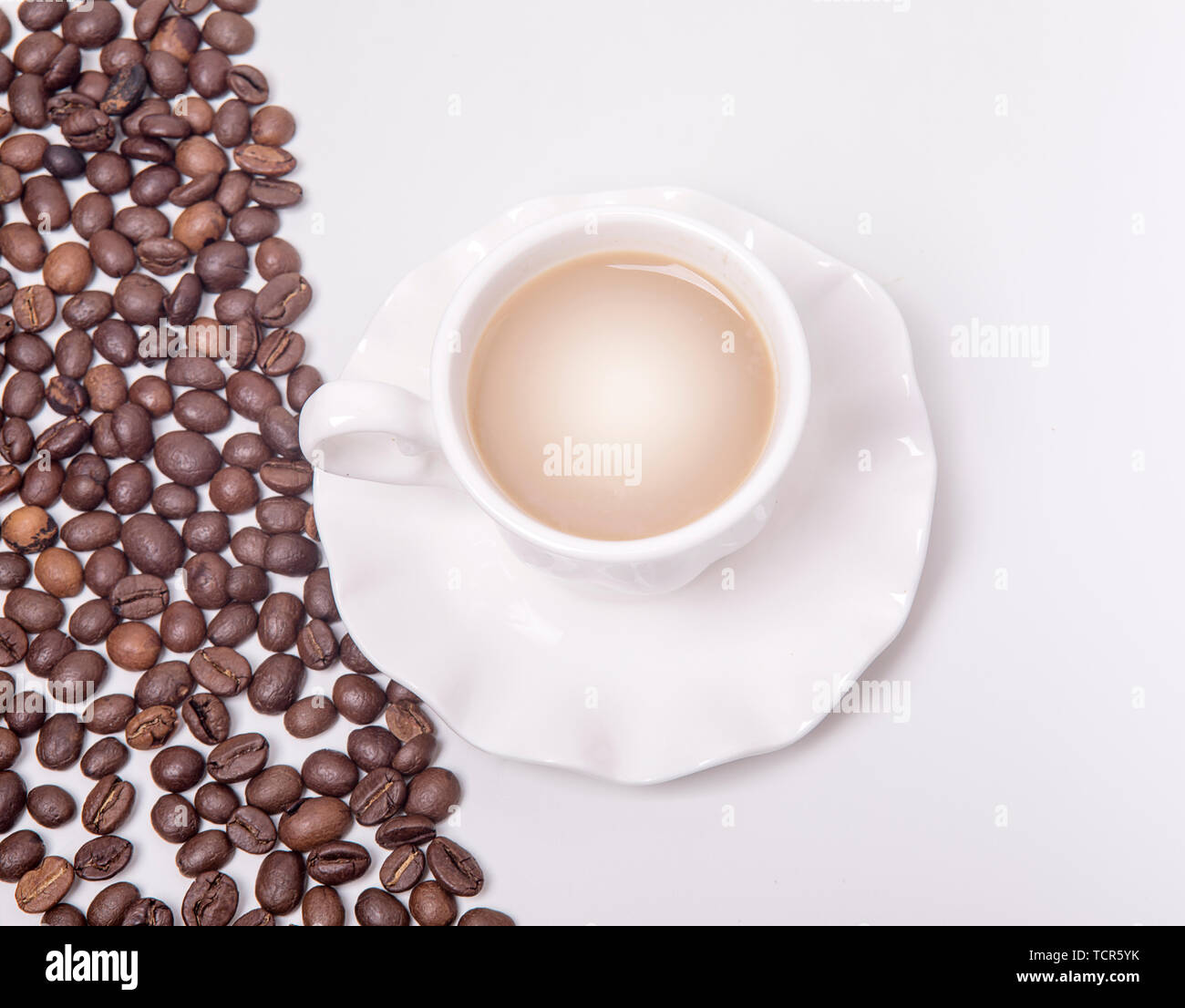 Caffè e disposte ordinatamente i chicchi di caffè. Foto Stock