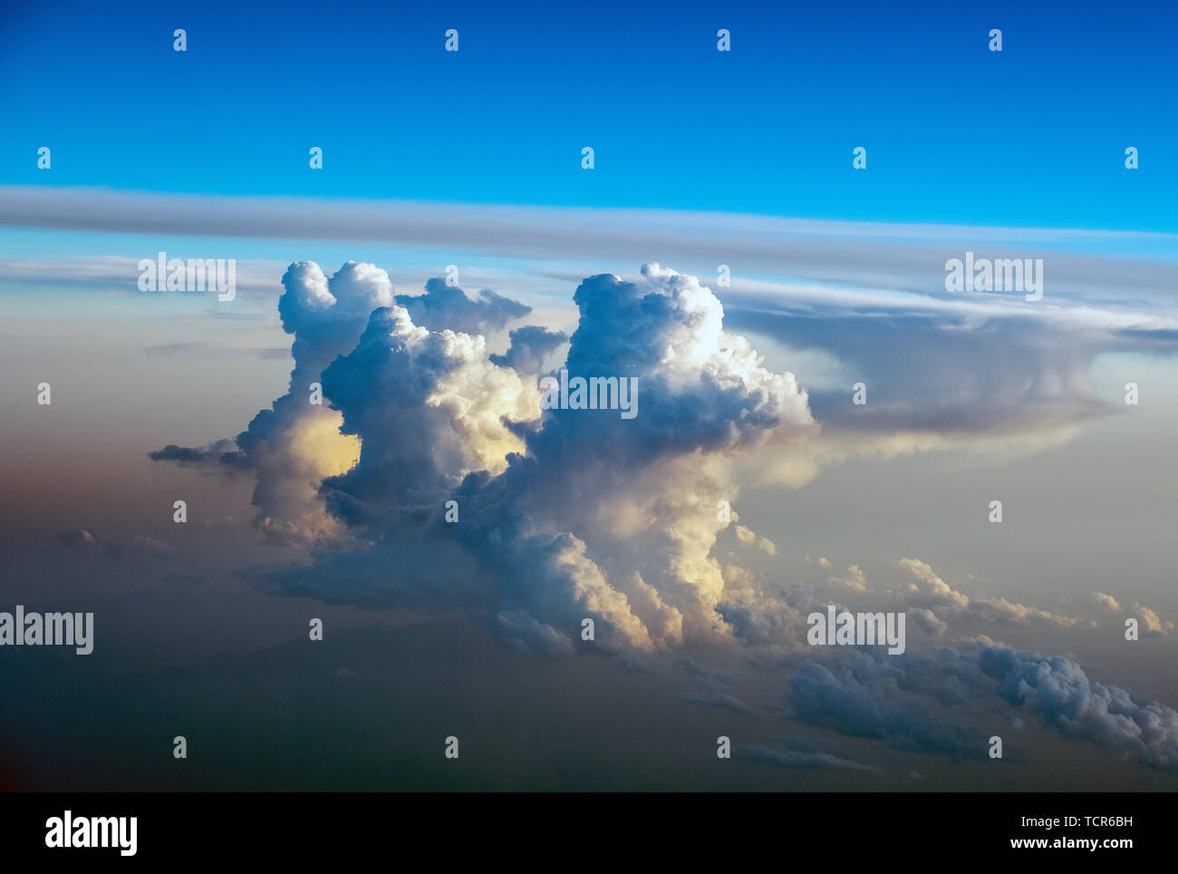 Drammatica Cumulonimbus formazioni di nubi al tramonto presi da un velivolo finestra sopra il sud dell'Europa. Foto Stock