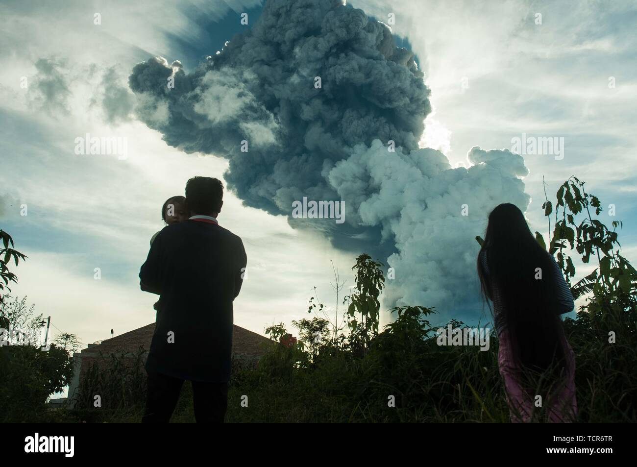 Sumatra, Indonesia. 09 Giugno, 2019. L eruzione del Mt. Sinabung, Nord Sumatra del giugno 9, 2019 at 16:28 con la colonna di cenere altezza osservata ± 7.000 m al di sopra del picco (± 9,460 m sopra il livello del mare). La colonna di cenere è stato osservato per essere nero con intensità spesso proteso verso sud. Visto da kabanjahe città. "C'era un caldo nuvola in 3,5 km a sud-est e a 3 km a sud e un boato è venuto al vulcano posto di osservazione del Sinabung attualmente Mount Sinabung è in stato * Livello III (Standby)' detto vulcano officer protezione dalla comunicazione radio. Credito: Sabirin Manurung/Pacific Press/Alamy Live News credito: Foto Stock