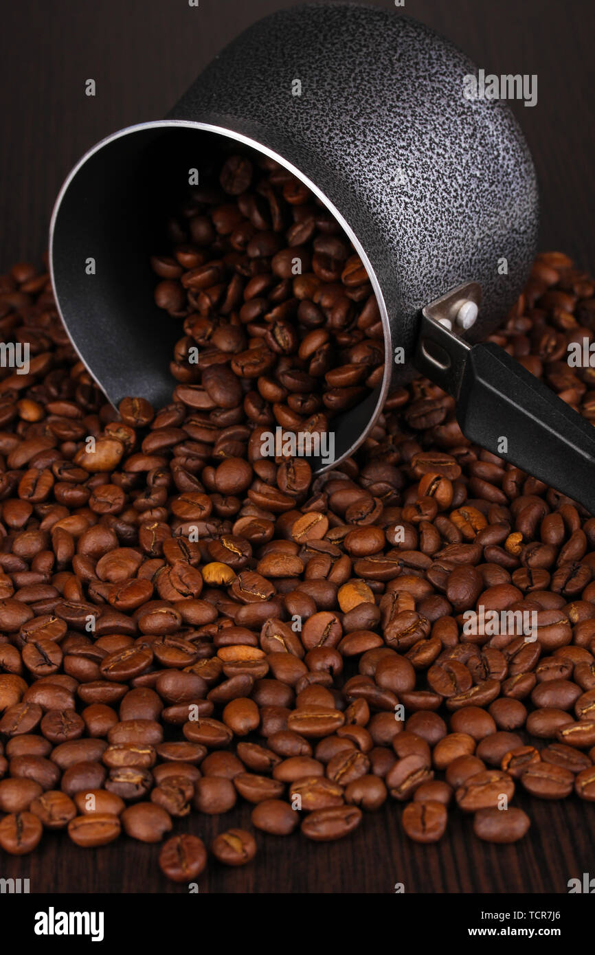 I chicchi di caffè versata da turk Foto Stock