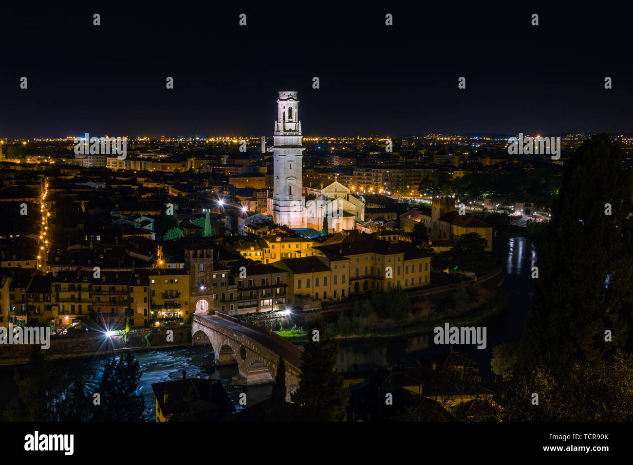 Vista notturna del Duomo di Verona presi da Castel San Pietro, Italia Foto Stock