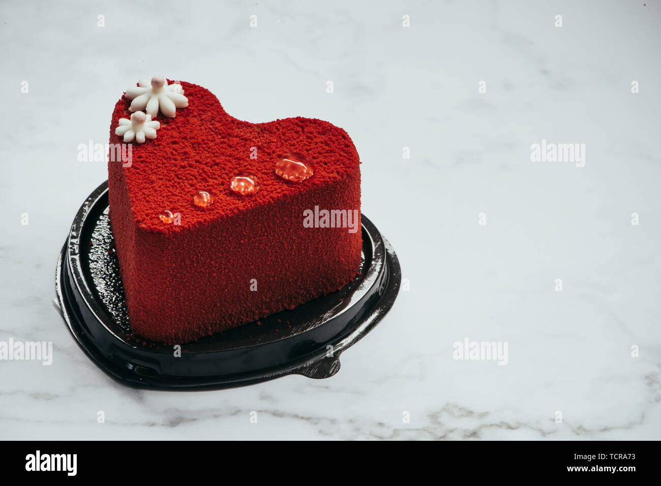 Primo piano della cute deliziosi piatti squisiti a forma di cuore confessione rosso amore la torta nel giorno di San Valentino Foto Stock