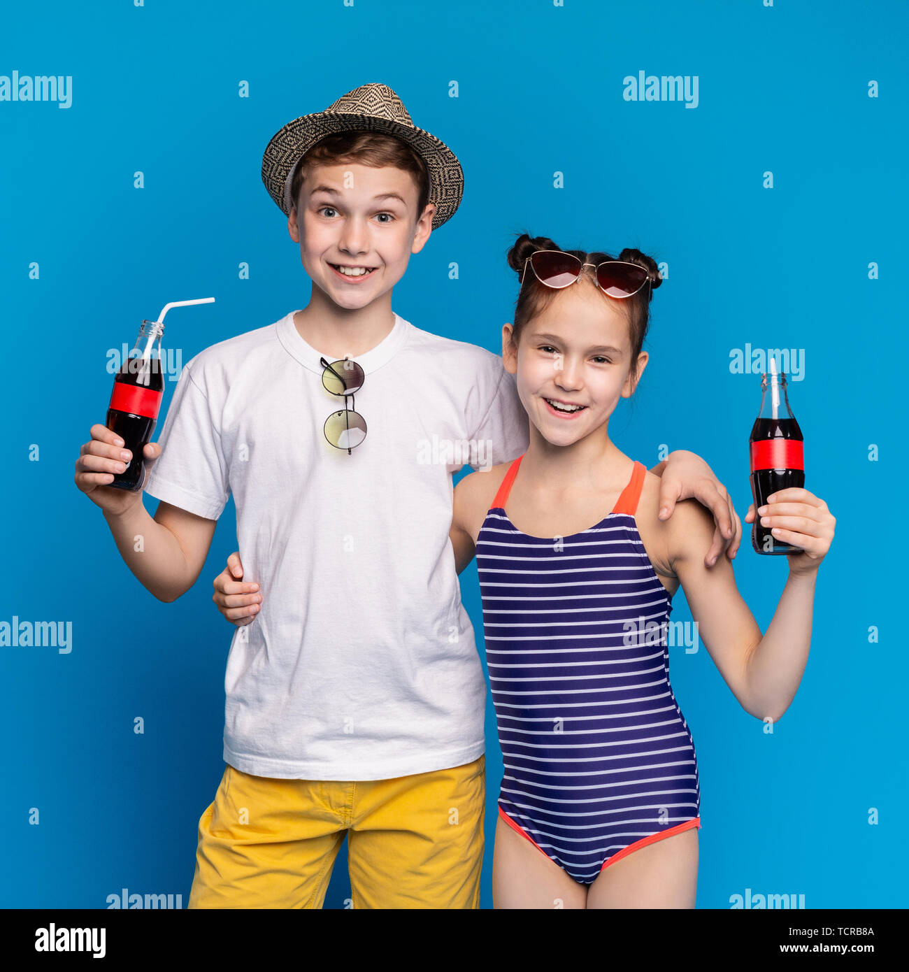 Allegro fratello e sorella in estate usura gustando una bevanda rinfrescante Foto Stock