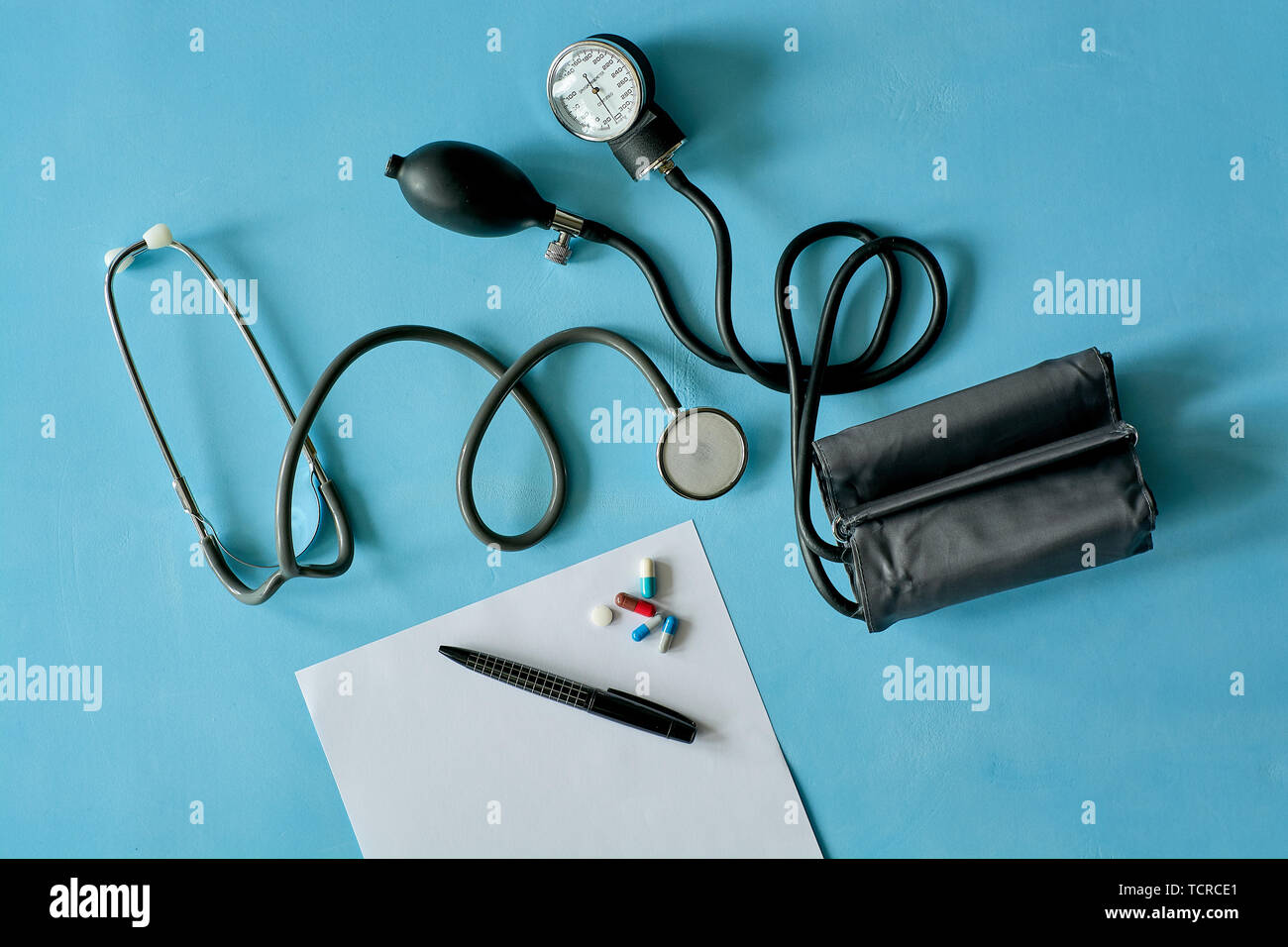 Foglio bianco di carta con la penna nera e colorata pillole diverse. Foto Stock