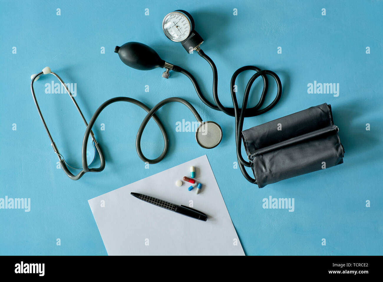 Foglio bianco di carta con la penna nera e colorata pillole diverse. Foto Stock