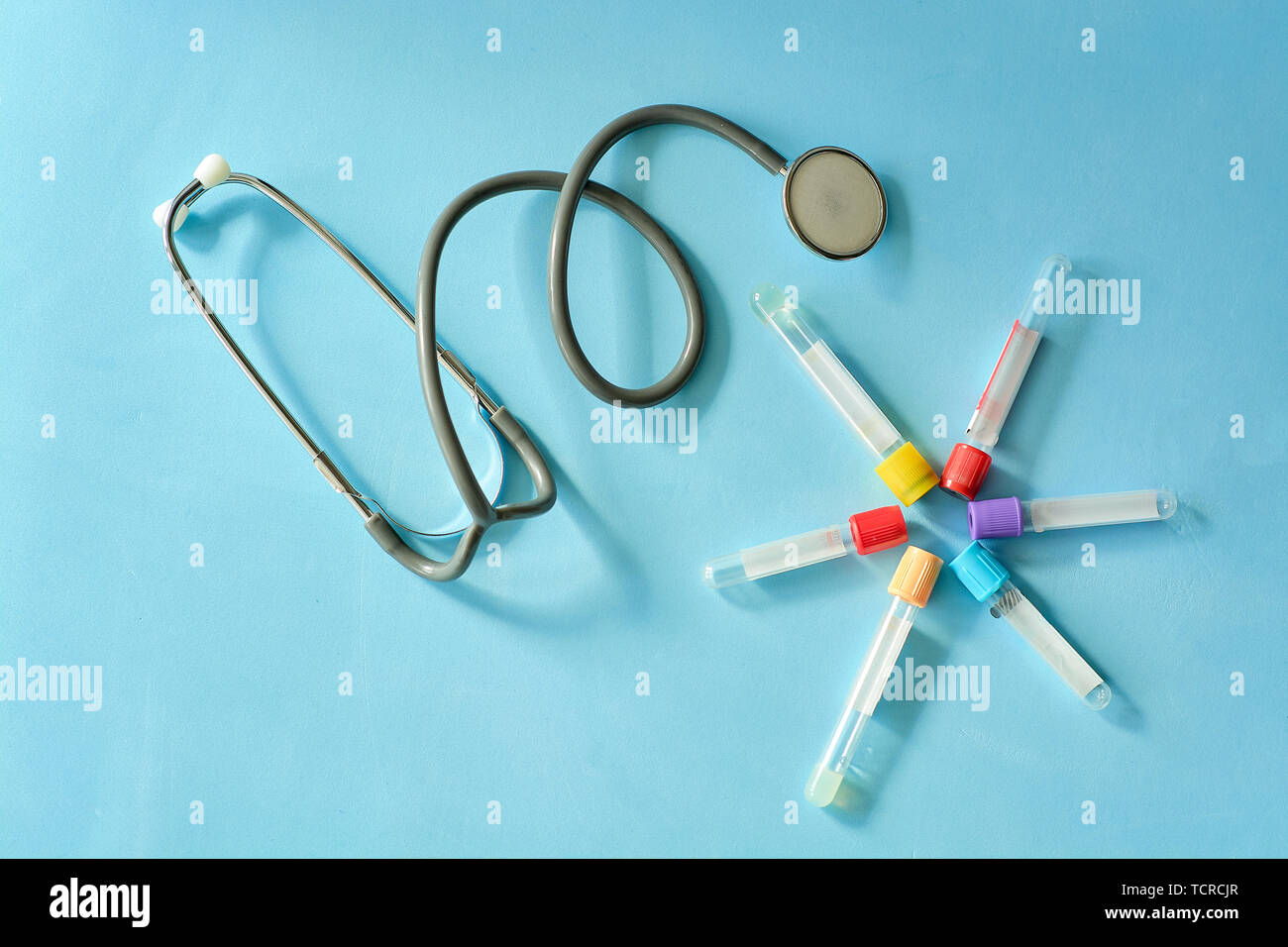 Stetoscopio Phonendoscope, vuoto tubi di prova su sfondo blu. Foto Stock