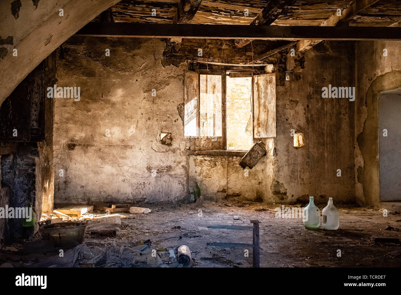 Stanza vuota. Uno scorcio della città fantasma Alianello. Provincia di Matera, Italia Foto Stock