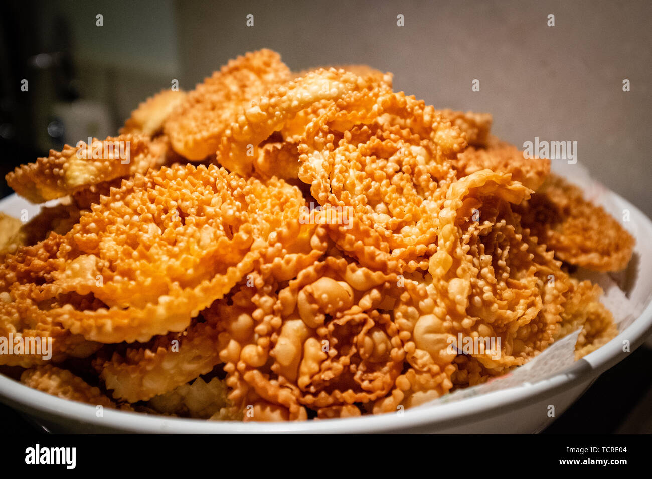 Cartellata, tipica pugliese di pasta fritta fatta a tempo di Natale Foto Stock