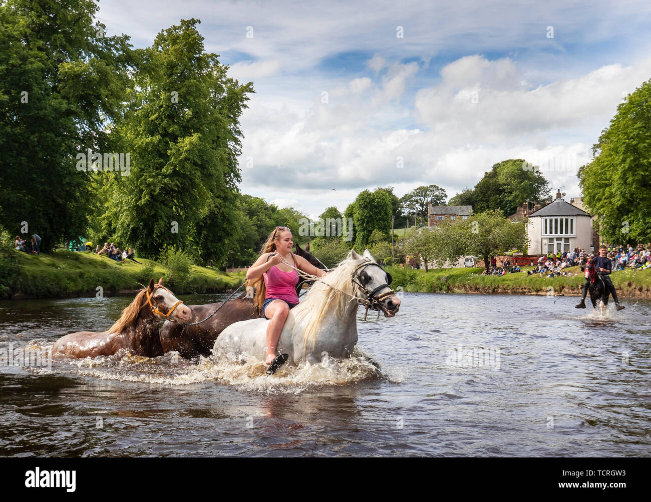 Una donna in sella ad un cavallo in Appleby Horse Fair, un incontro annuale di viaggiatori in Cumbria. Foto Stock