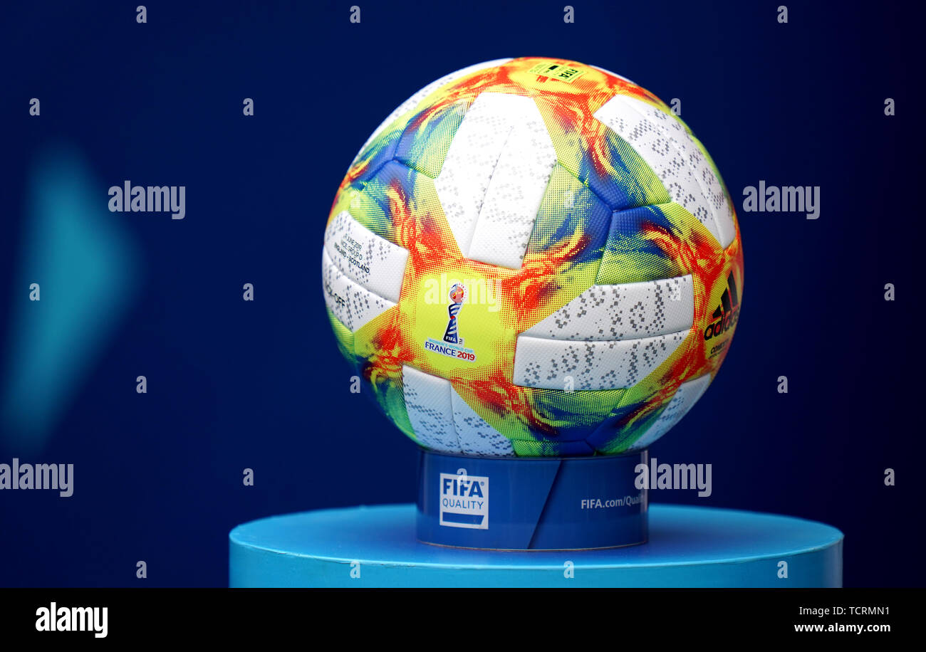 Una vista generale del match ball durante la FIFA Coppa del Mondo femminile, Gruppo D match allo Stade de Nizza. Stampa foto di associazione. Picture Data: domenica 9 giugno 2019. Vedere PA storia calcio Inghilterra le donne. Foto di credito dovrebbe leggere: John Walton/filo PA. Restrizioni: solo uso editoriale. Uso non commerciale. Non utilizzare con qualsiasi non ufficiali di terze parti loghi. Nessuna manipolazione delle immagini. Nessun video emulazione. Foto Stock