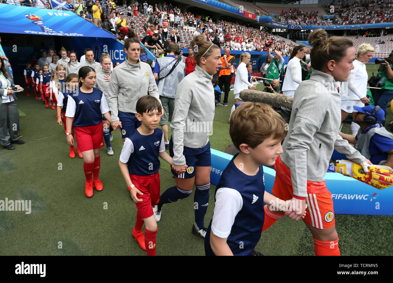 In Scozia i giocatori a piedi sul passo durante il FIFA Coppa del Mondo femminile, Gruppo D match allo Stade de Nizza. Foto Stock