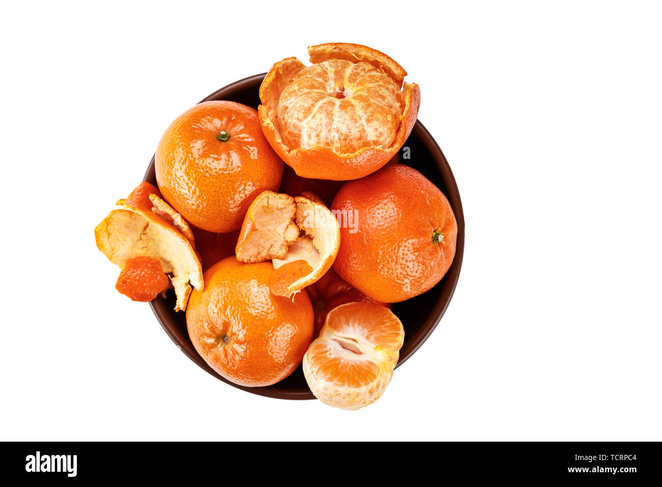Tangerini sbucciati e pelati in una piastra isolata su sfondo bianco. luogo per il testo. Il file contiene il tracciato di ritaglio Foto Stock