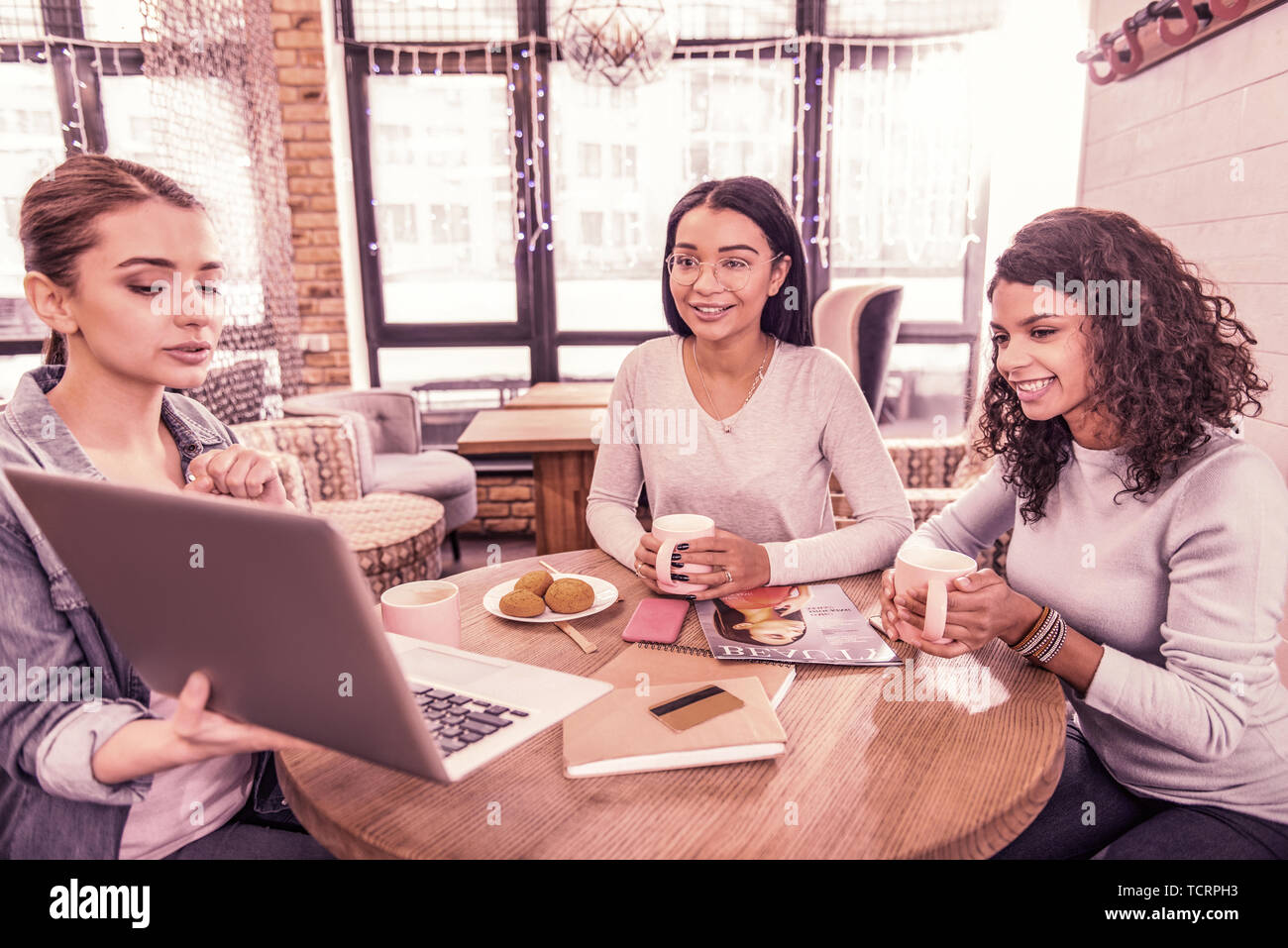 Team di giovani promettenti fashion designer che lavorano sulla nuova collezione in workspace Foto Stock