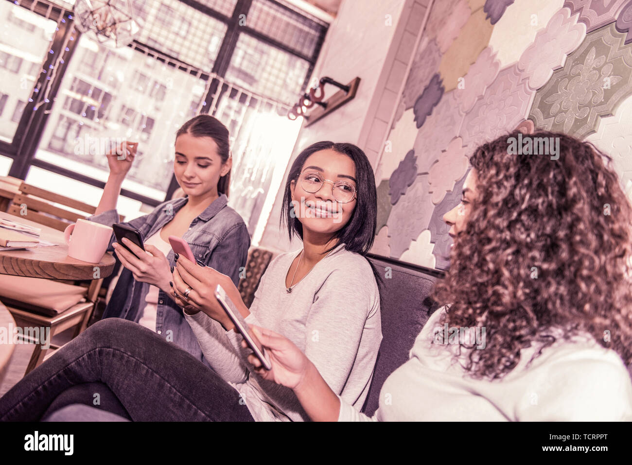 Tre belle dai capelli scuri aventi imprenditrici riunione informale sul weekend Foto Stock