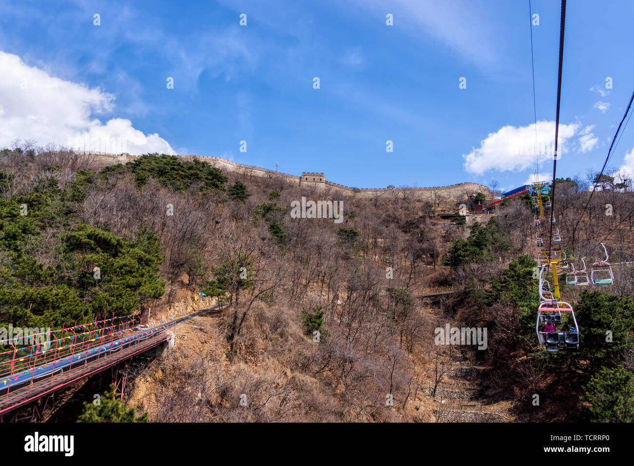 La Grande Muraglia della Cina, della sezione Mutianyu vicino a Pechino con vista sulla slitta e la seggiovia autunno Foto Stock