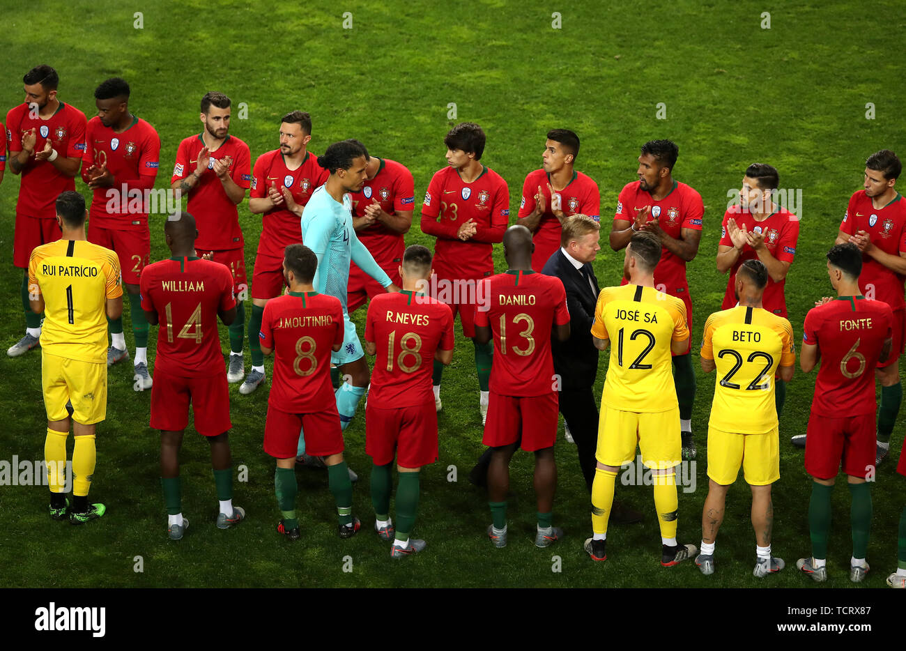 Paesi Bassi" Virgilio van Dijk (metà sinistra) e manager Ronald Koeman durante una guardia d'onore prima di prelevare le loro guide di scorrimento fino a medaglie dopo le Nazioni Classifica Finale a Estadio do Dragao, Porto. Foto Stock