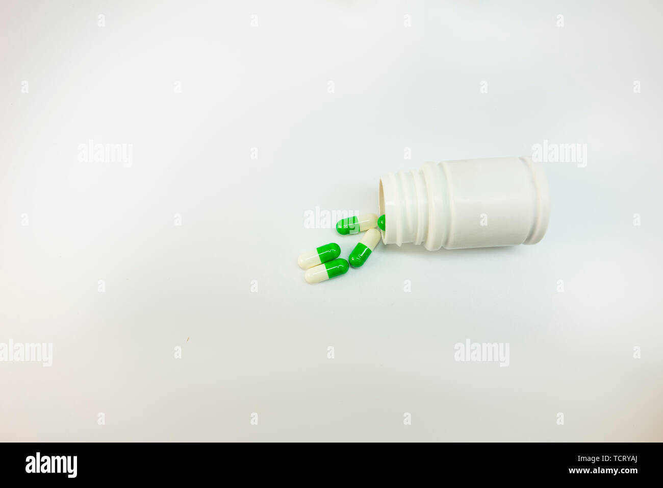 La bottiglia e la si versa la medicina. Foto Stock