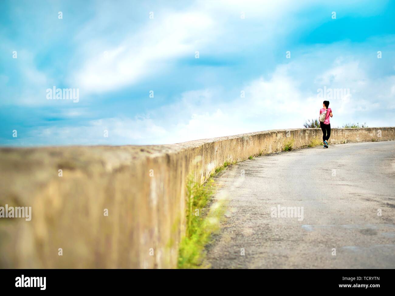 Specchietto di giovani sani sportive in esecuzione, esercitando. Atletica Giovane ragazza pratiche attività fisica, lavora fuori, trekking, escursionismo in Spagna, 2019. Foto Stock