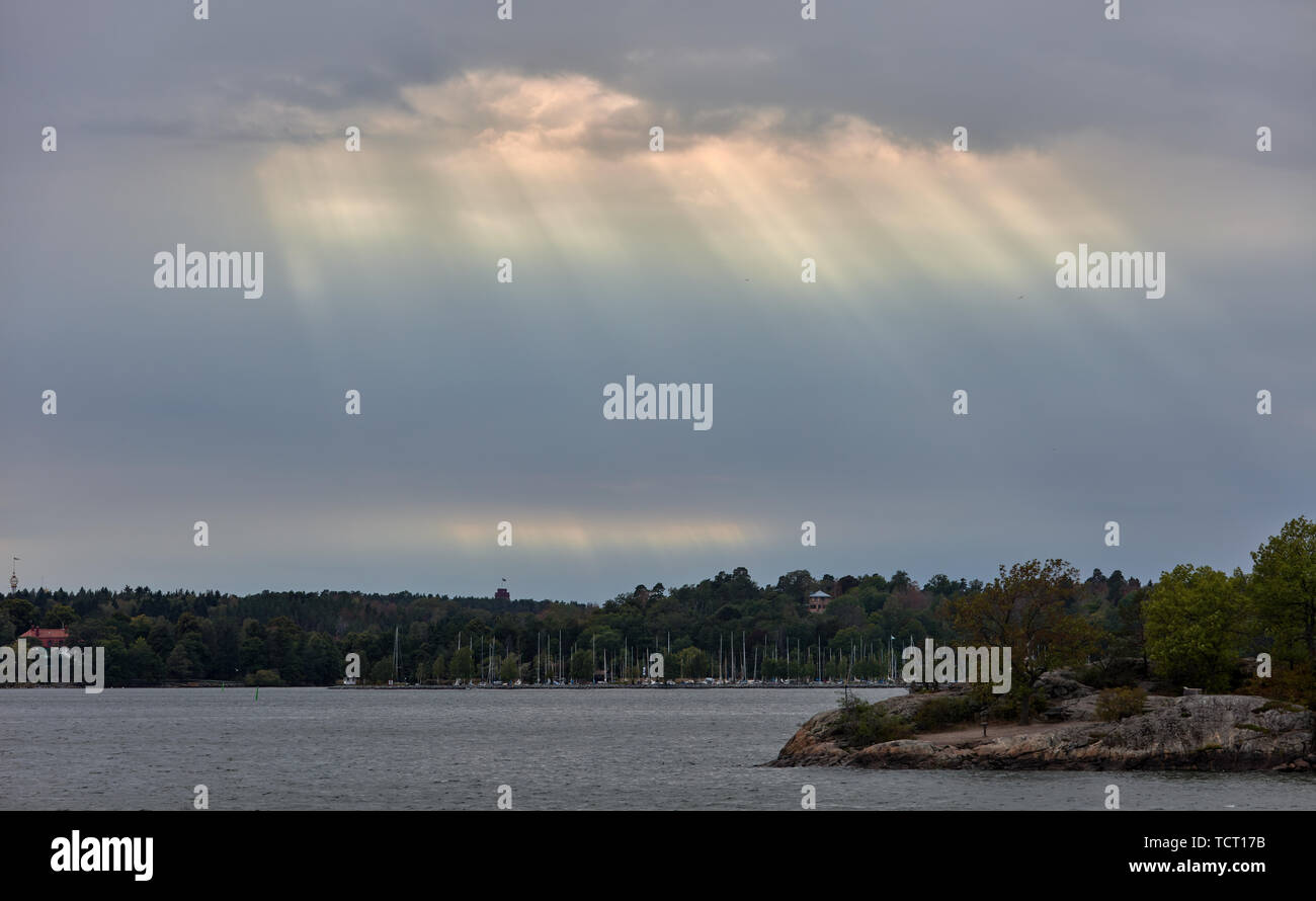 Raggi di sole sopra Waldemarsviken a Stoccolma, Svezia Foto Stock