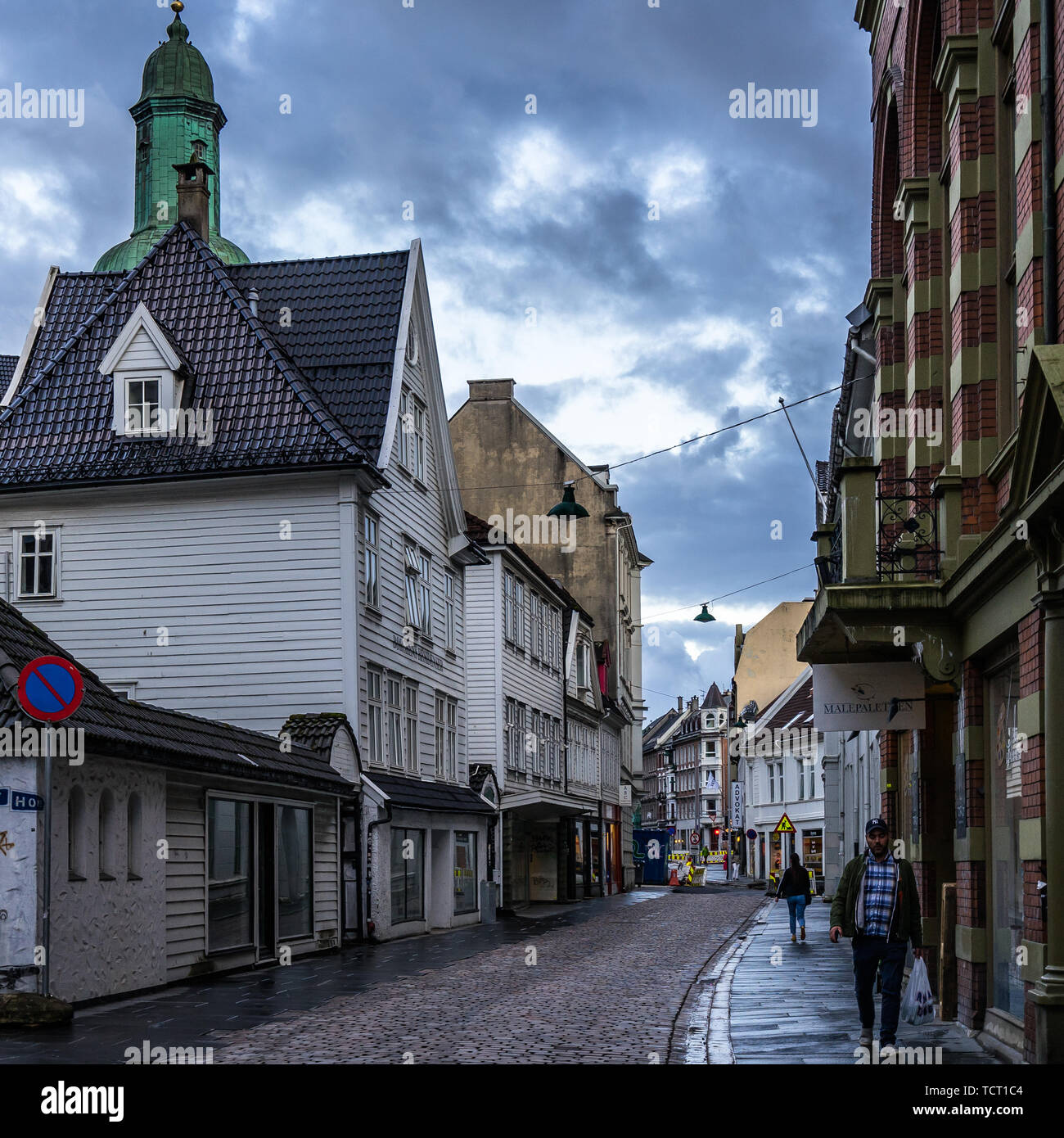 Bergen cityscape con una tipica strada di ciottoli della città vecchia. Bergen, Norvegia, Agosto 2018 Foto Stock