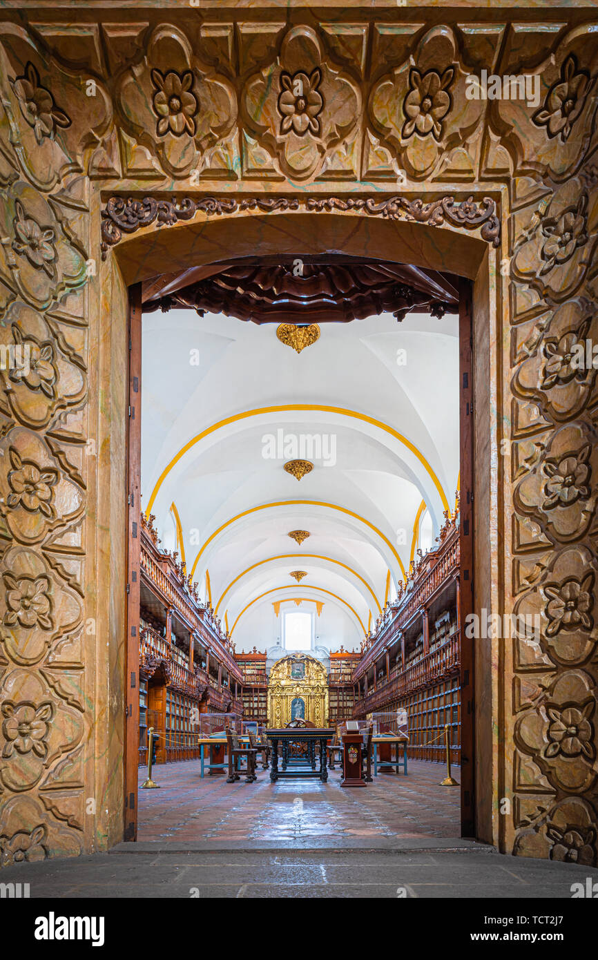 La Biblioteca Palafoxiana è una biblioteca di Puebla, Messico. Fondata nel 1646, era la prima biblioteca pubblica del Messico coloniale. Foto Stock