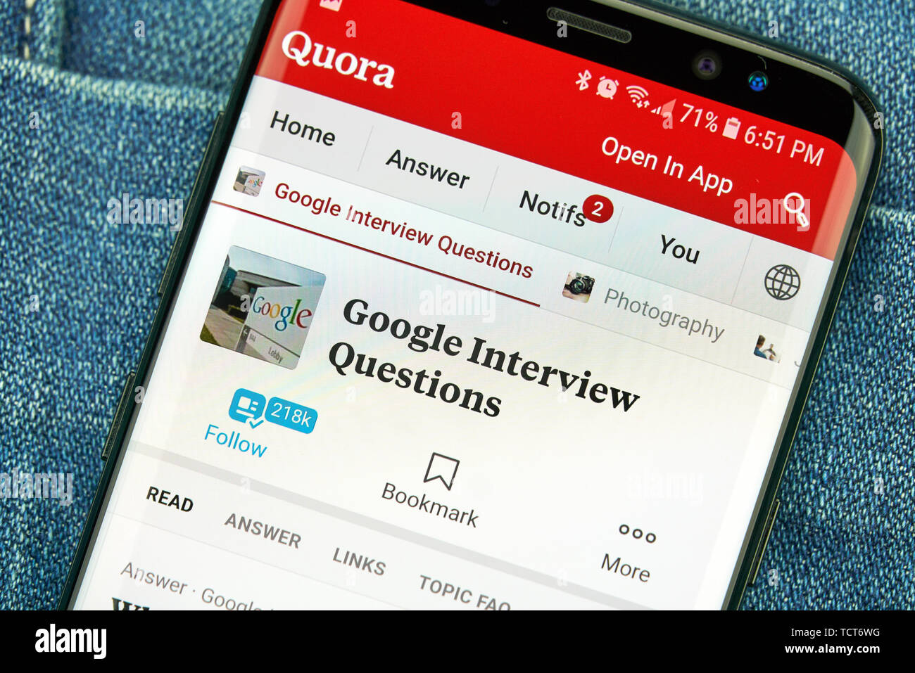 MONTREAL, Canada - 23 dicembre 2018: Google intervista domande su Quora, app Android sul Samsung s8 schermo. Quora è un americano di domanda e risposta Foto Stock