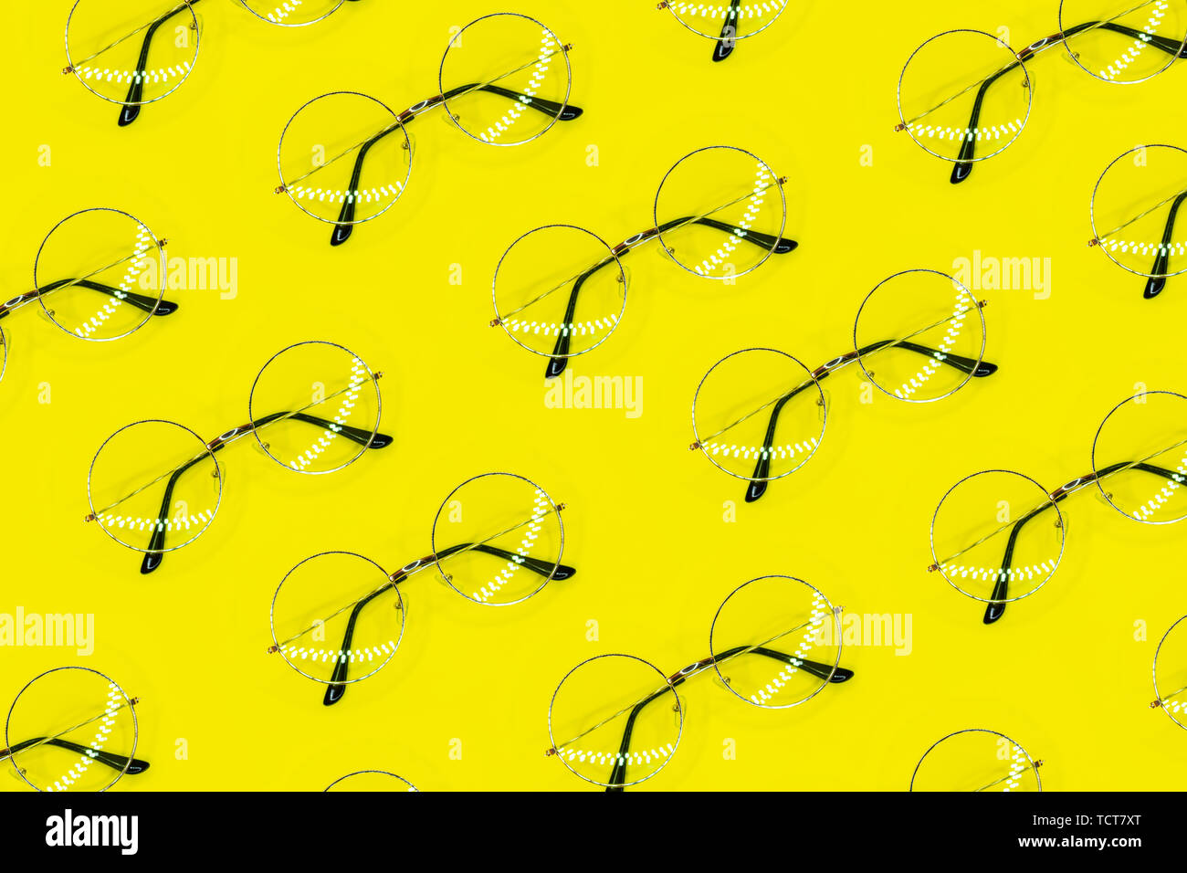 Bicchieri arrotondati pattern su sfondo giallo. Moda estate minima pattern. Lay piatto. Vista dall'alto. Foto Stock