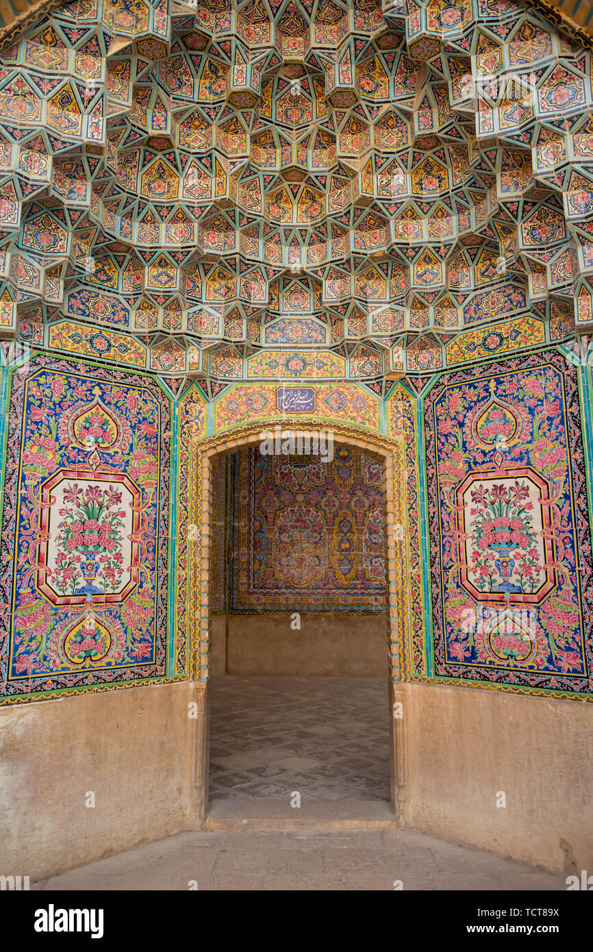 Al di fuori di Nasir-ol-Molk moschea, le pareti e le cupole sono decorate con piastrelle. Foto Stock