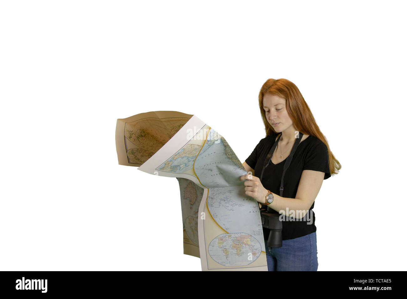 Teen girl holding mappa Mondo isolato su bianco con copia spazio. Foto Stock
