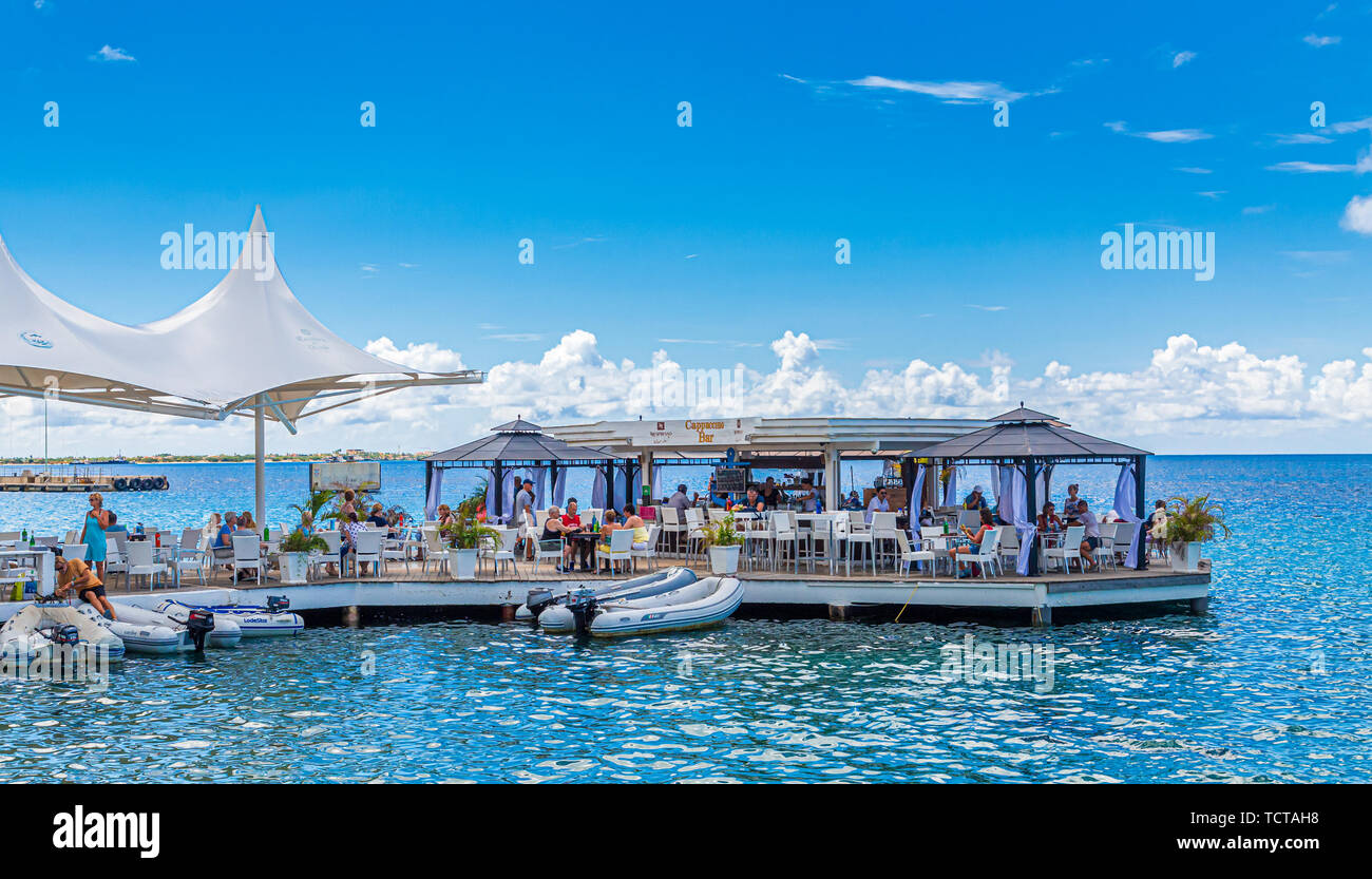 Il bar e il ristorante sul molo di Bonaire Foto Stock