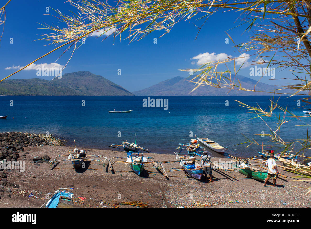Un paesaggio di Lewotobi, vista mare e spiaggia da Larantuka, Nusa Tenggara Est, Indonesia Foto Stock