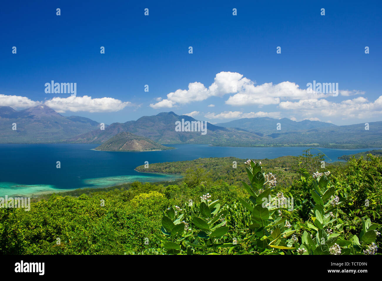 Un paesaggio di Lewotobi, vista mare e spiaggia da Larantuka, Nusa Tenggara Est, Indonesia Foto Stock