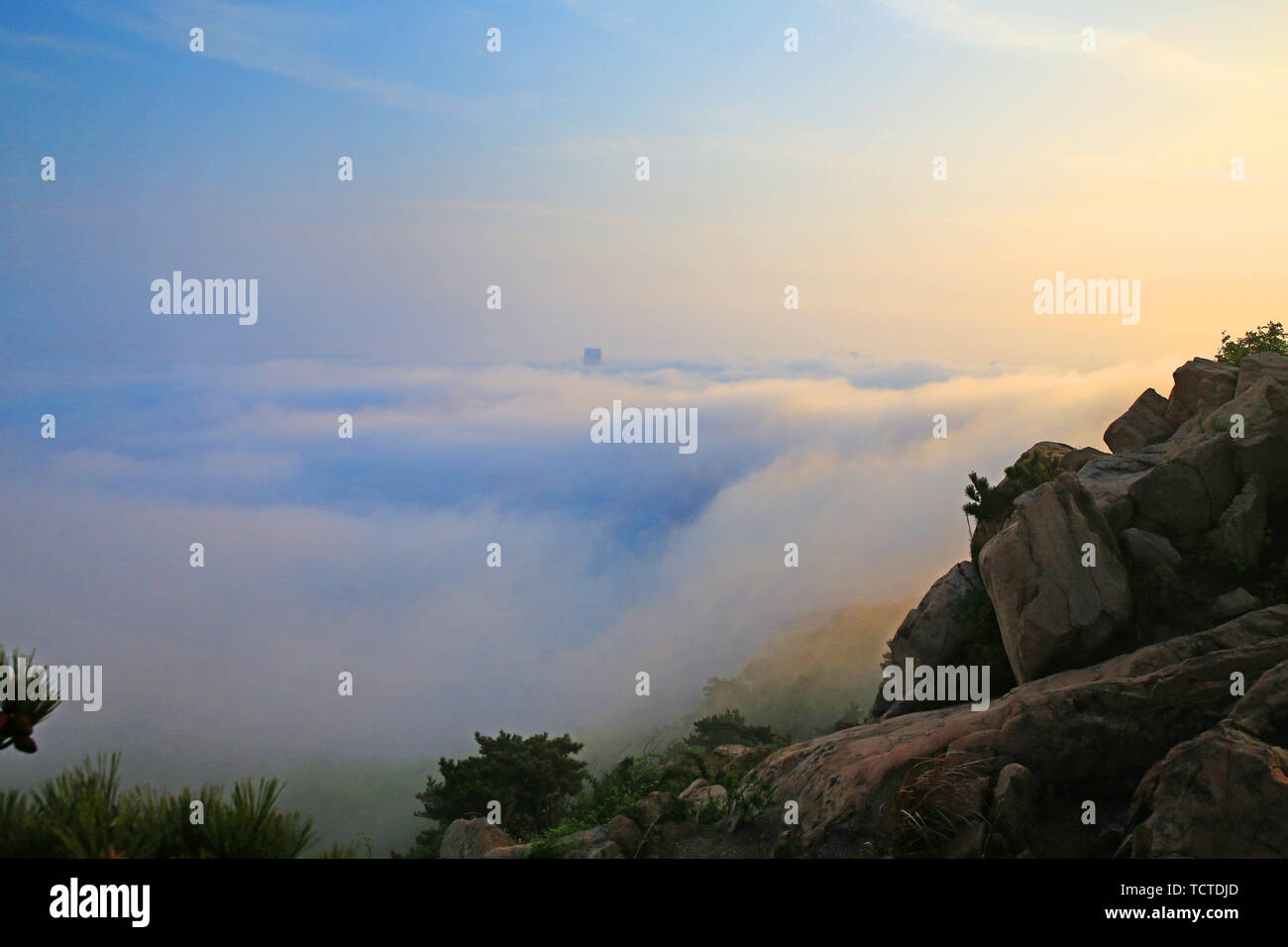 La nebbia in montagna flottante ---Scenic film. Foto Stock
