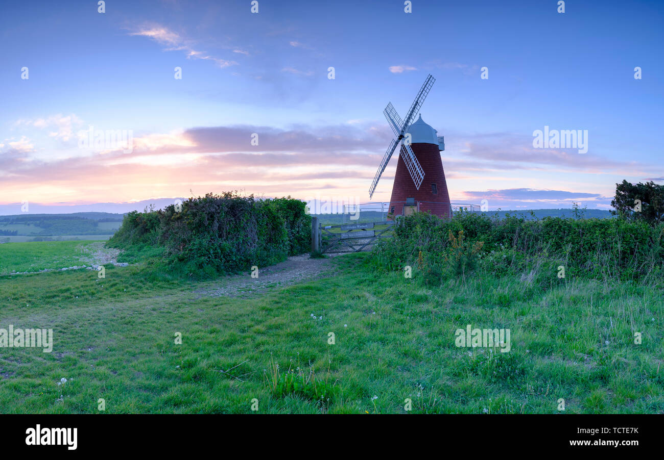 Halnaker, Regno Unito - 10 Maggio 2019: Tramonto sul mulino a vento a Halnaker collina vicino Goodwood e Chichester in West Sussex, Regno Unito Foto Stock